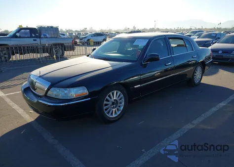 2008 Lincoln Town Car Signature L from USA, damaged, VIN 2LNHM85WX8X636193